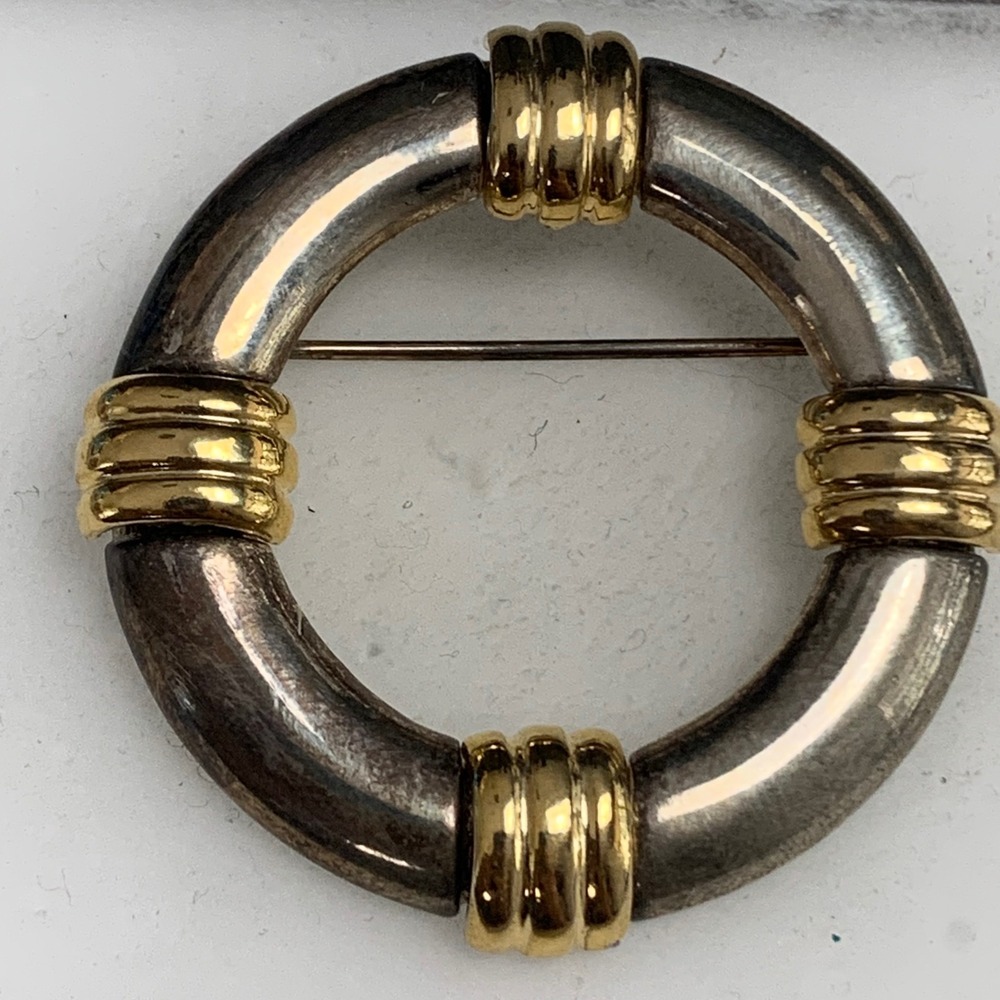 Vintage Two Tone Circle Brooch Gold Silver Tone Ribbed Accent Wreath Pin 4705